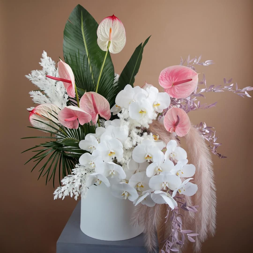 Шляпная коробка с орхидеями "ORCHID FOUNTAIN"