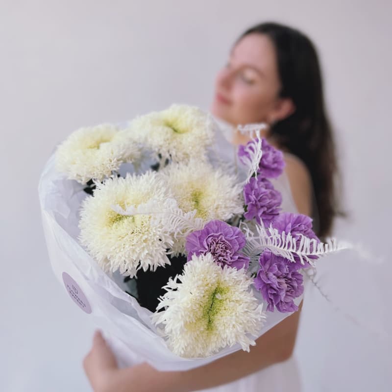 Букет из хризантем и гвоздик "SIMPLE"