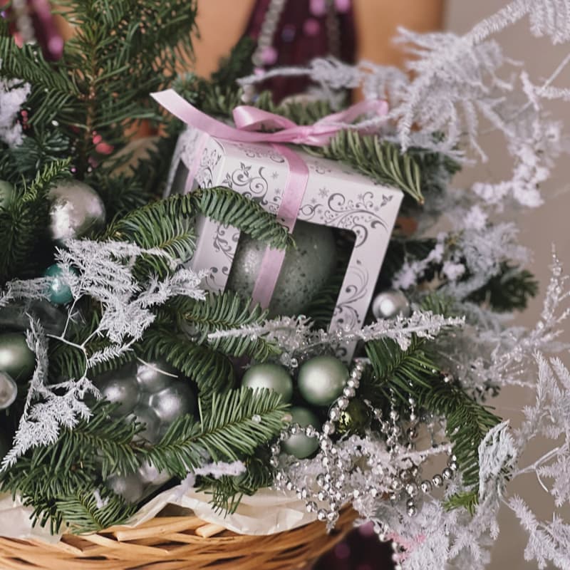 Новогодняя композиция со свечой и подарком "ELF" — Фото 5