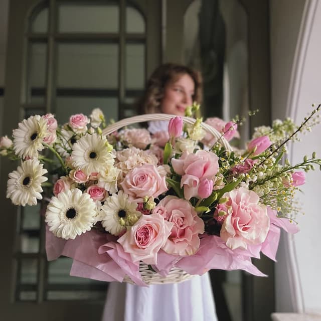 Весенняя корзина с герберами "BLOOM"