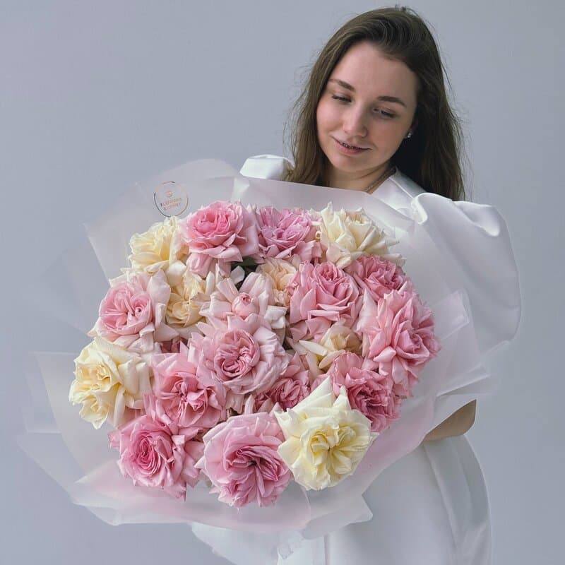 Букет из 23 пионовидных роз "PINK & WHITE OHARA"