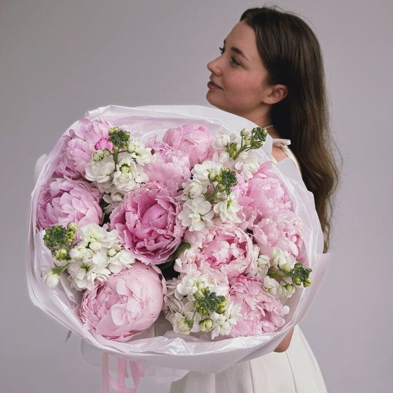 Букет из 9 пионов с маттиолой "LE FLEUR"