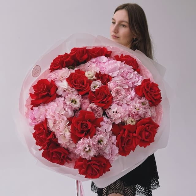 Букет из гортензий, французских роз и эустомы "ROUGE TENDER"
