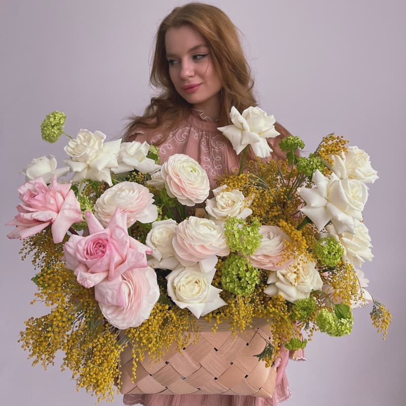 Корзина с ранункулюсами и мимиозой "SPRING LOVER" — Фото 6