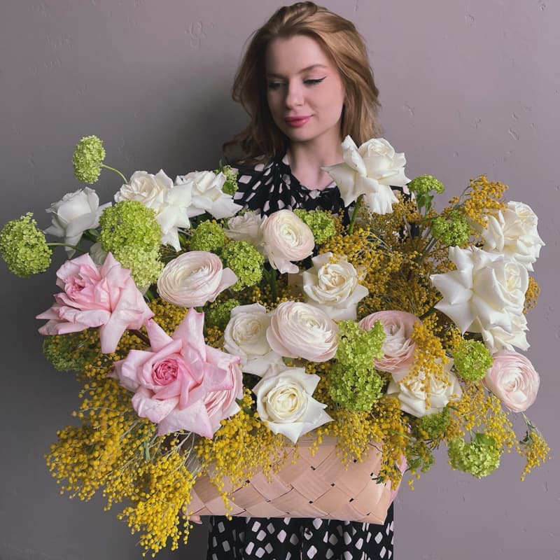 Корзина с ранункулюсами и мимиозой "SPRING LOVER" — Фото 2
