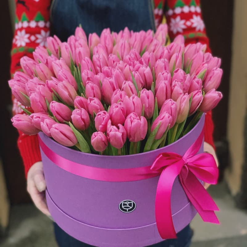 101 тюльпан в шляпной коробке "SPRING GLOW"