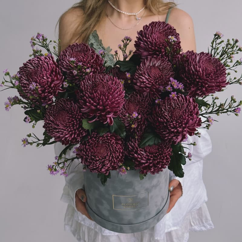 Бархатная коробка из 15 хризантем "BIGOUDI PURPLE" — Фото 6
