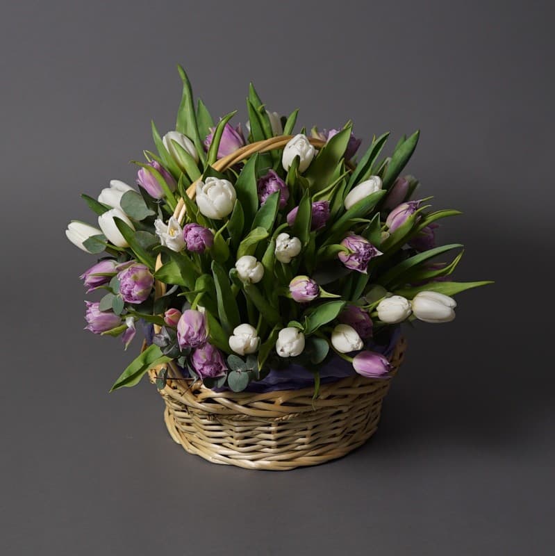 Корзина из 71 белого и фиолетового тюльпана "VIOLET SPRING" — Фото 3