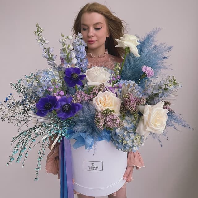 Шляпная коробка с анемонами и дельфиниумом "SAPPHIRE"