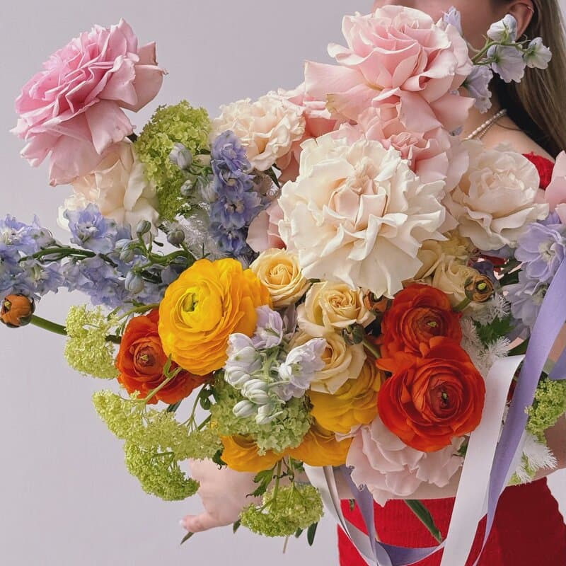 Садовый букет с ранункулюсами и дельфиниумом "SPRING CRUSH" — Фото 4