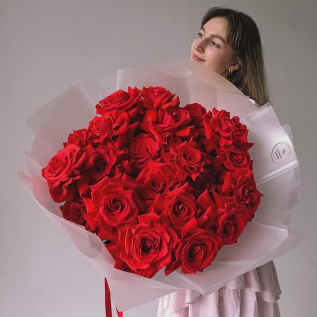 Букет из 25 алых французских роз "NINA"