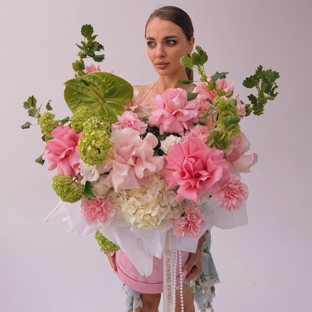 Коробка с жемчугом, антуриумом, и молюцеллой "PINK LEAF"