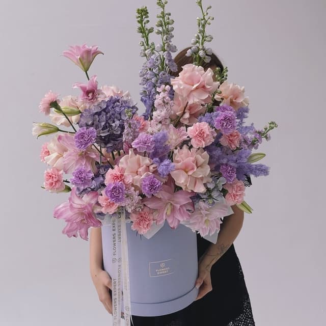 Коробка с дельфиниумом и пионовидными лилиями "AMOUR VIOLET"