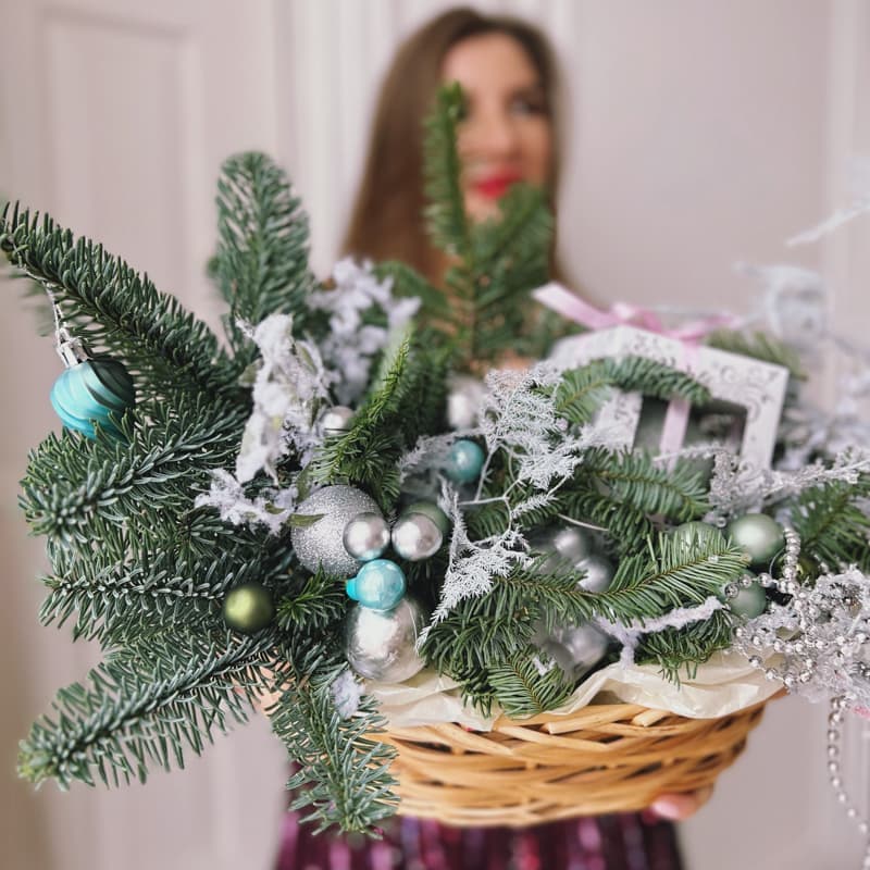 Новогодняя композиция со свечой и подарком "ELF" — Фото 3