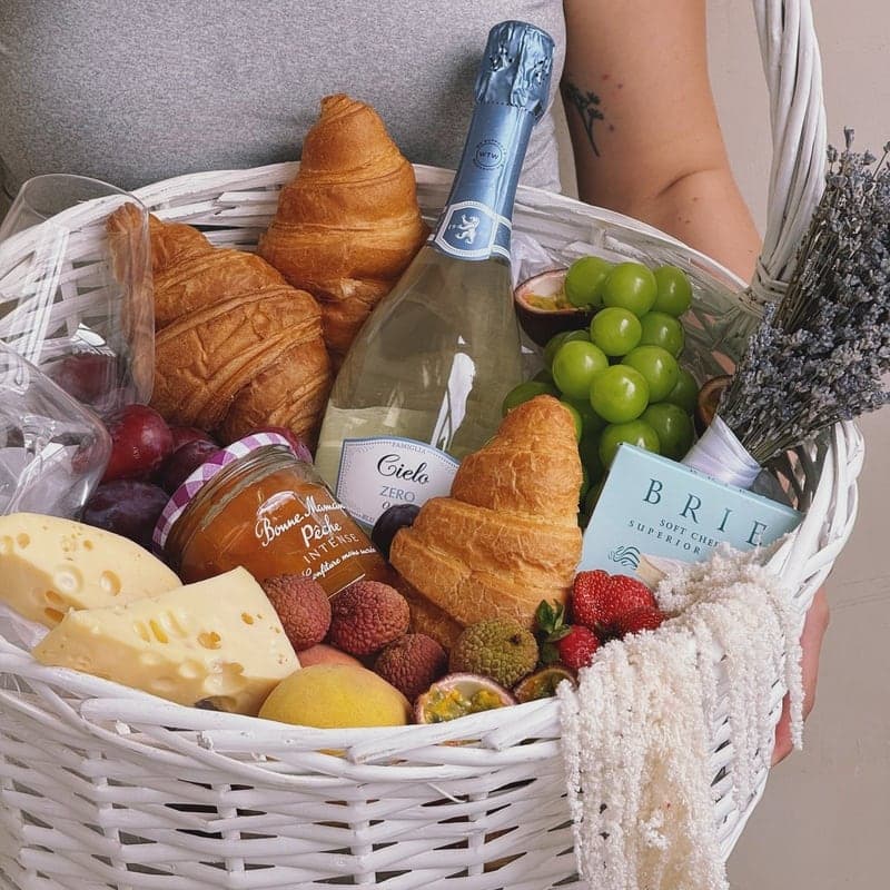 Корзина с фруктами, сыром, бокалами и безалкогольным шампанским "PROVENCE BRUNCH" — Фото 3