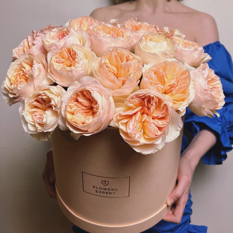 Шляпная коробка из 23 пионовидных роз "JULIET" — Фото 3