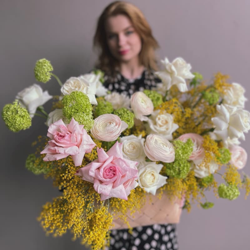 Корзина с ранункулюсами и мимиозой "SPRING LOVER" — Фото 7