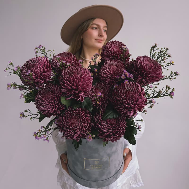Бархатная коробка из 15 хризантем "BIGOUDI PURPLE" — Фото 2