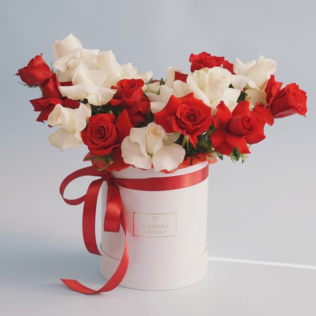 Шляпная коробка из 15 роз "RED & WHITE"