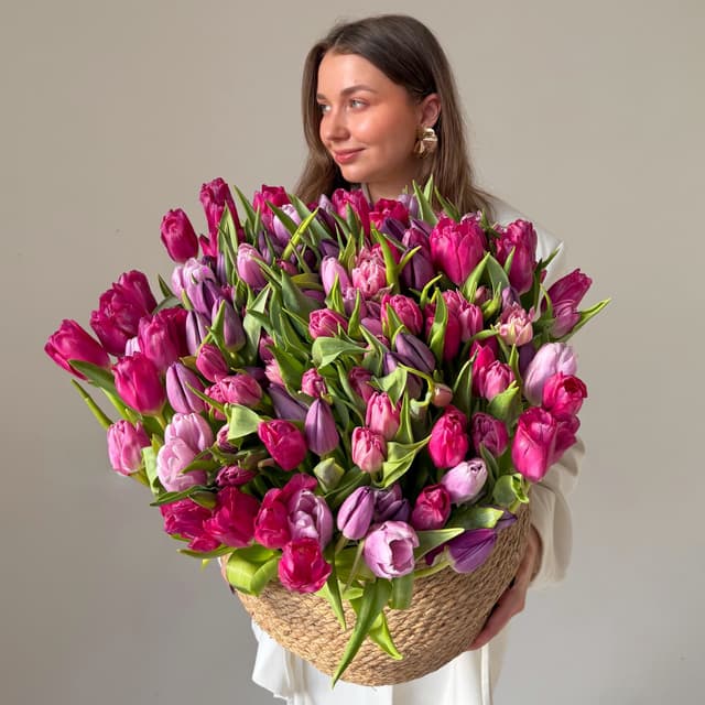 Кашпо из 201 тюльпана "VIOLET BLOOM"