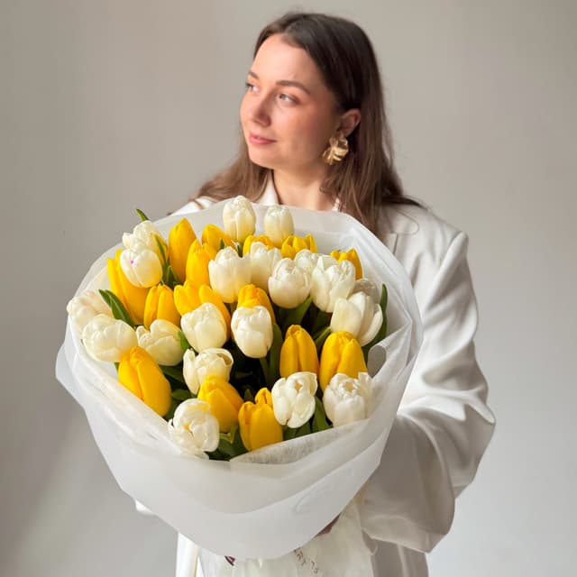 Букет из 35 желтых и белых тюльпанов "HONEY LIGHT"