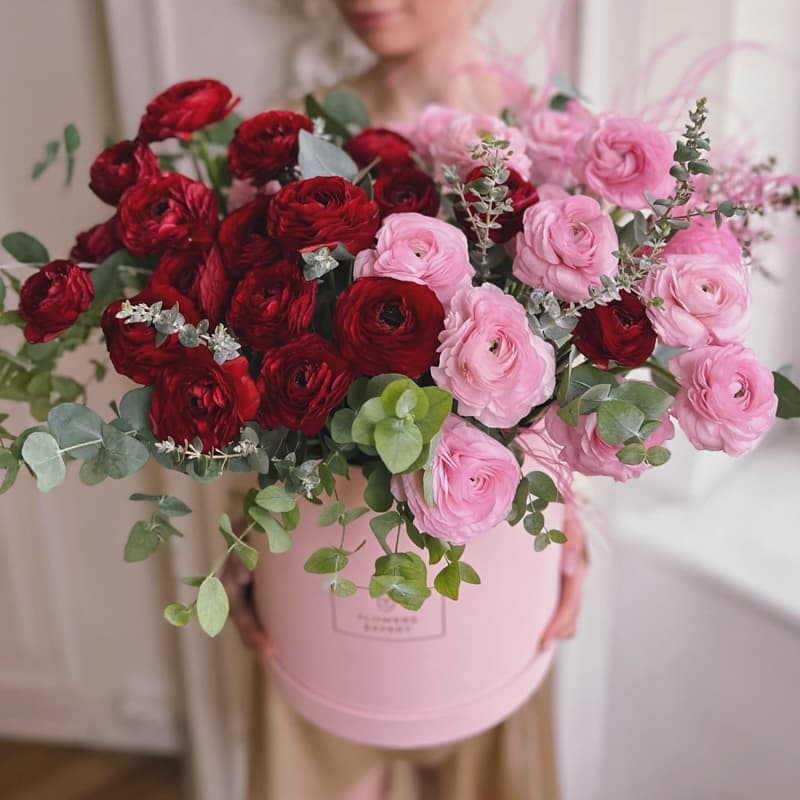 Открыть фото крупно Шляпная коробка из 51 ранункулюса "PINK & WINE"
