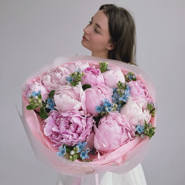 Букет из 11 пионов с оксипеталумом "PINK LAKE"