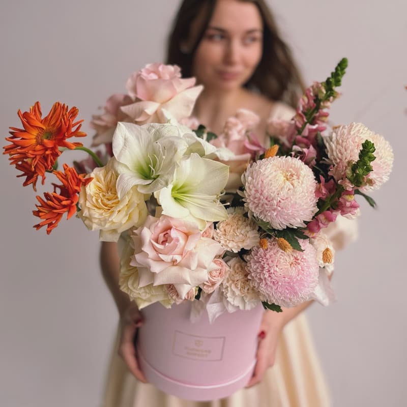 Открыть фото крупно Коробка с герберами, хризантемами и амариллисом "FLEUR" — Фото 4