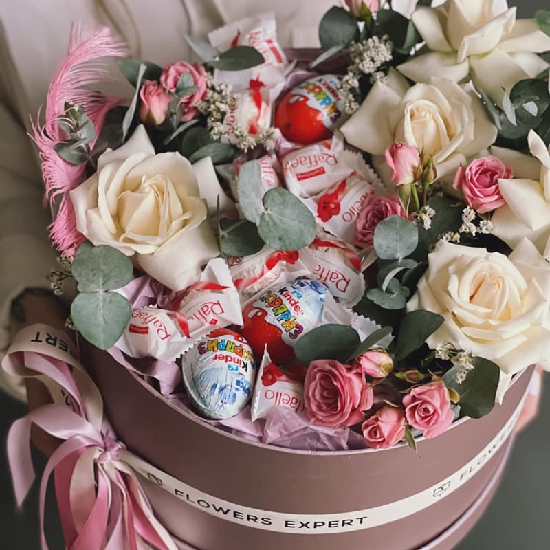 Открыть фото крупно Коробочка с цветами и сладостями "PINK IS CUTE!" — Фото 3