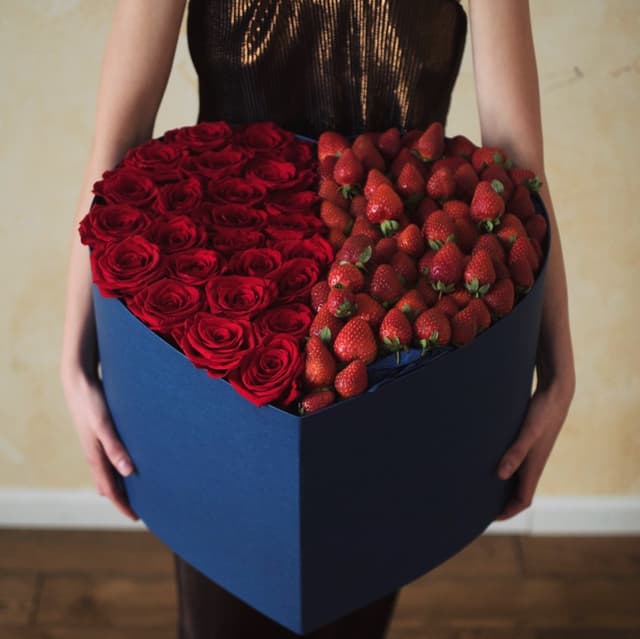 Сердце из 25 роз с клубникой "HEART 11"