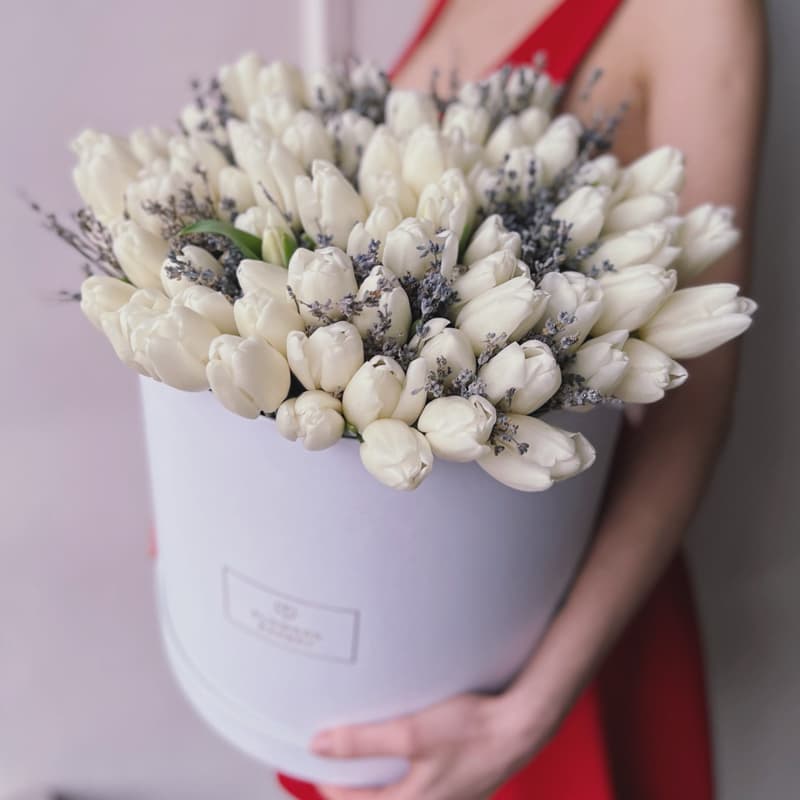 Открыть фото крупно Коробка из 101 тюльпана с лавандой "LAVENDER AIR" — Фото 2