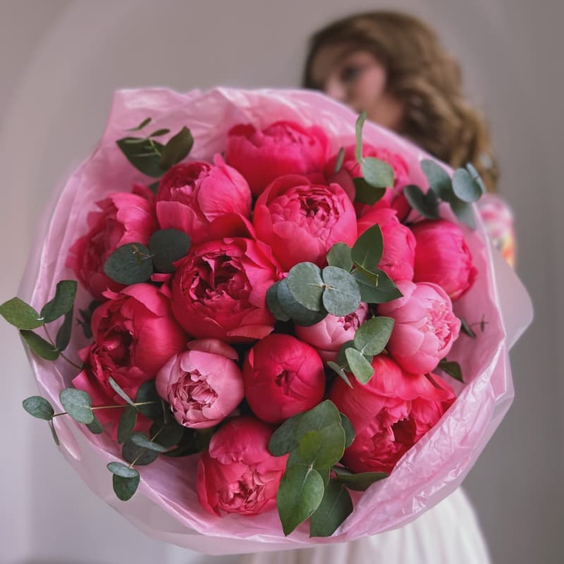 Открыть фото крупно Букет из 15 пионов с эвкалиптом "CORAL POP"