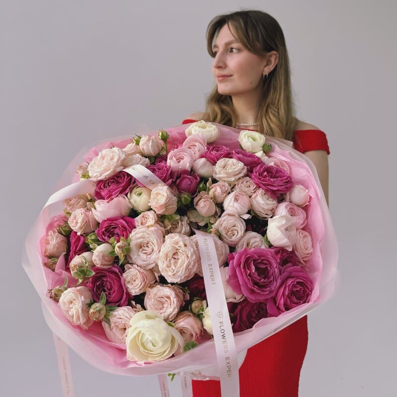 Открыть фото крупно Букет из пионовидных кустовых роз и ранункулюсов "PINK DREAM" — Фото 2