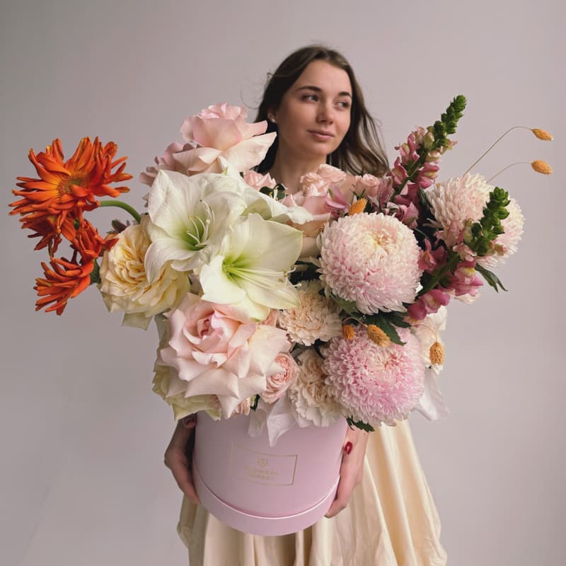 Открыть фото крупно Коробка с герберами, хризантемами и амариллисом "FLEUR"