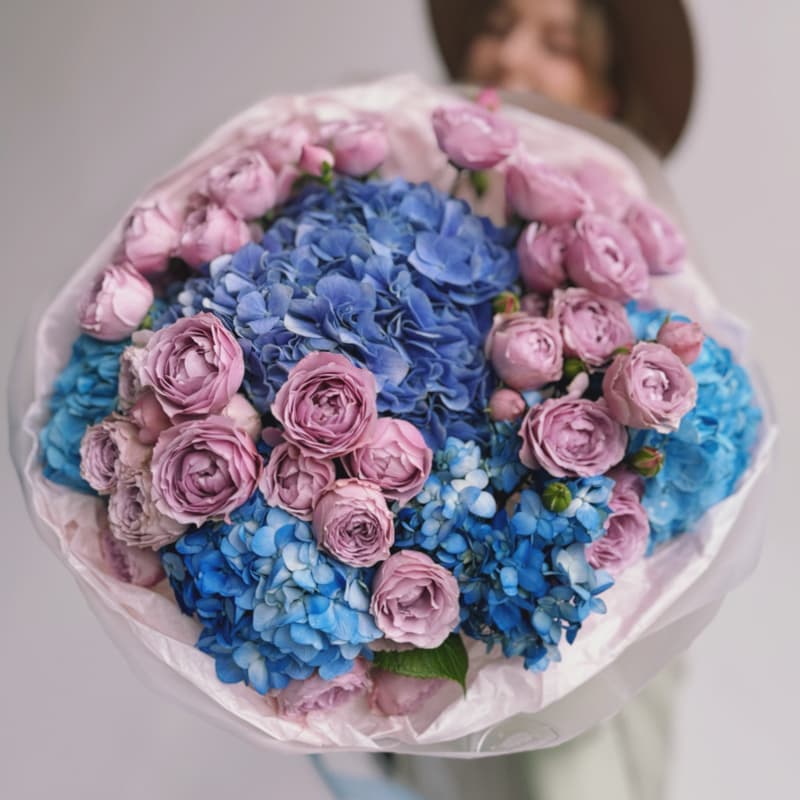 Открыть фото крупно Букет из гортензий и пионовидных роз "BLUE & PINK" — Фото 3