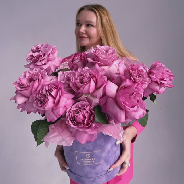 Бархатная коробка из 11 пионовидных роз "QUEENS CROWN"