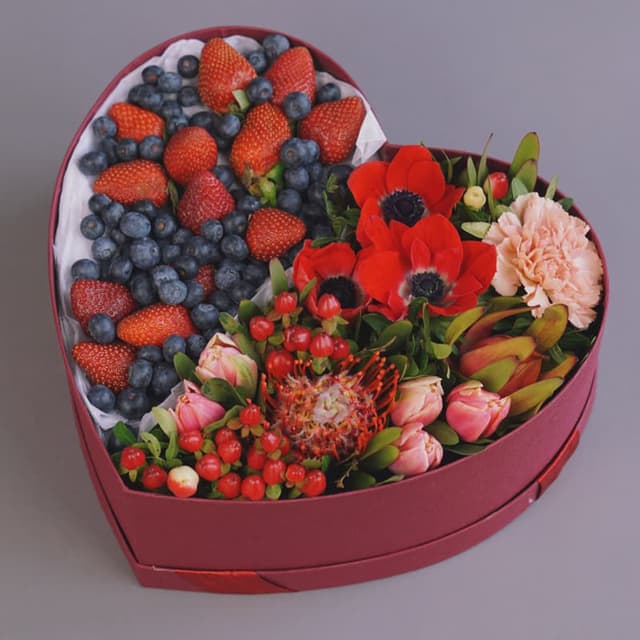 Сердце с ягодами и цветами "SPRING HEART"