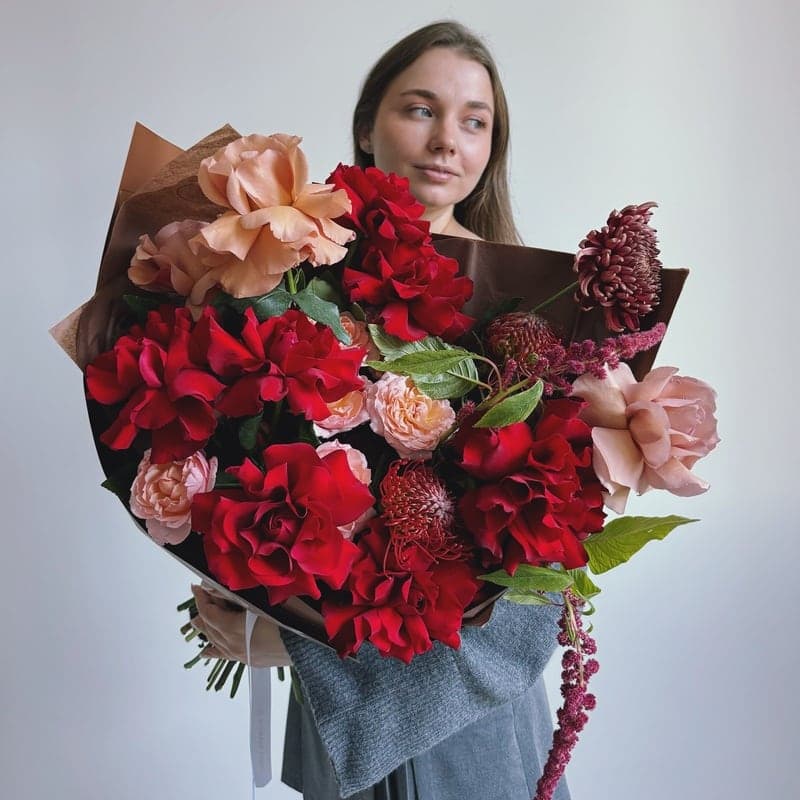 Открыть фото крупно Букет с французскими розами и амарантом "RUST & ROSES"