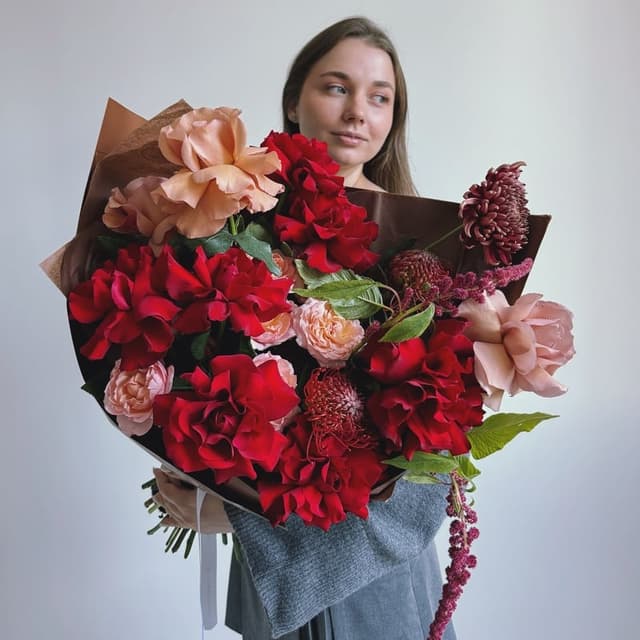 Букет с французскими розами и амарантом "RUST & ROSES"