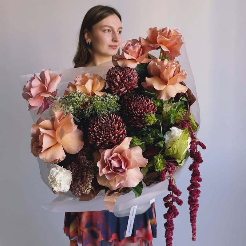 Открыть фото крупно Букет с розами, хризантемами и амарантом "MOCCACHINO BLOSSOM"