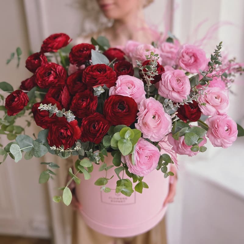 Открыть фото крупно Шляпная коробка из 51 ранункулюса "PINK & WINE" — Фото 2