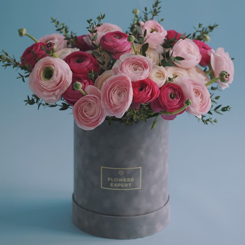 Открыть фото крупно Бархатная коробка из 29 ранункулюсов "TIME" — Фото 6