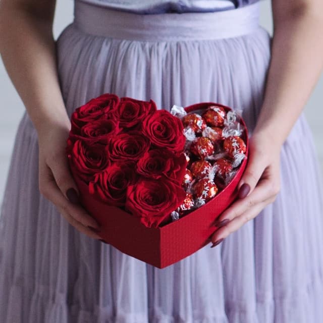 Сердце из 9 роз с конфетами "HEART 20"