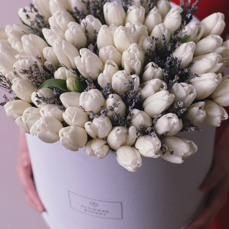 Открыть фото крупно Коробка из 101 тюльпана с лавандой "LAVENDER AIR" — Фото 3