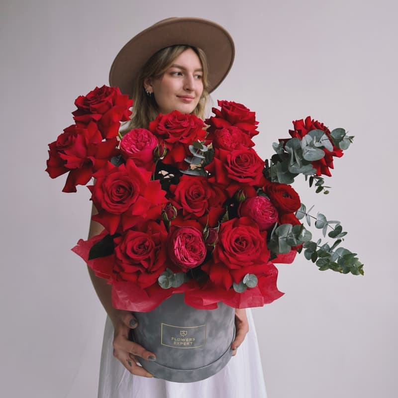 Открыть фото крупно Бархатная коробка с французскими и пионовидными розами "LUSH" — Фото 4