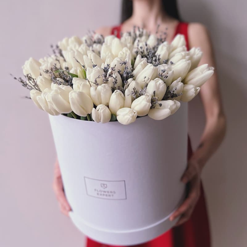 Открыть фото крупно Коробка из 101 тюльпана с лавандой "LAVENDER AIR"