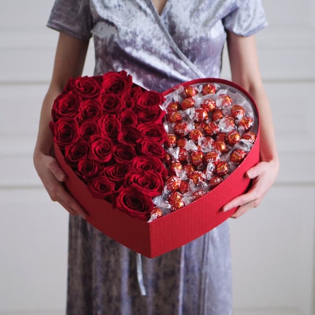 Сердце из 19 роз с конфетами "HEART 21"