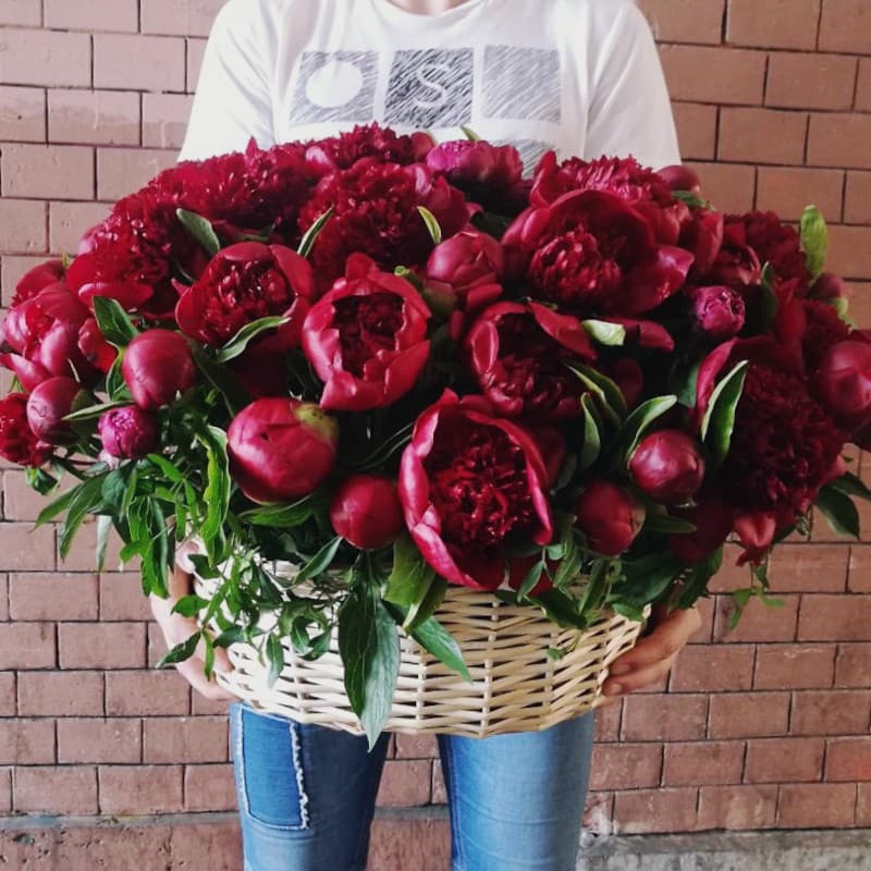 Открыть фото крупно Корзина из 101 бордового пиона "ADORE U"