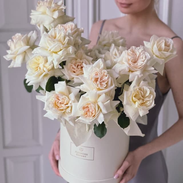 Коробка с 15 пионовидными розами "WHITE OHARA"