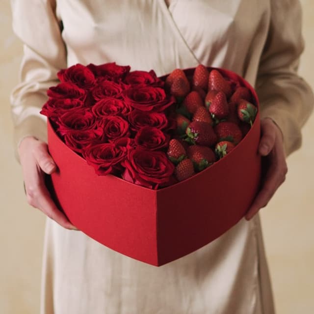 Сердце из 15 роз с клубникой "HEART 17"